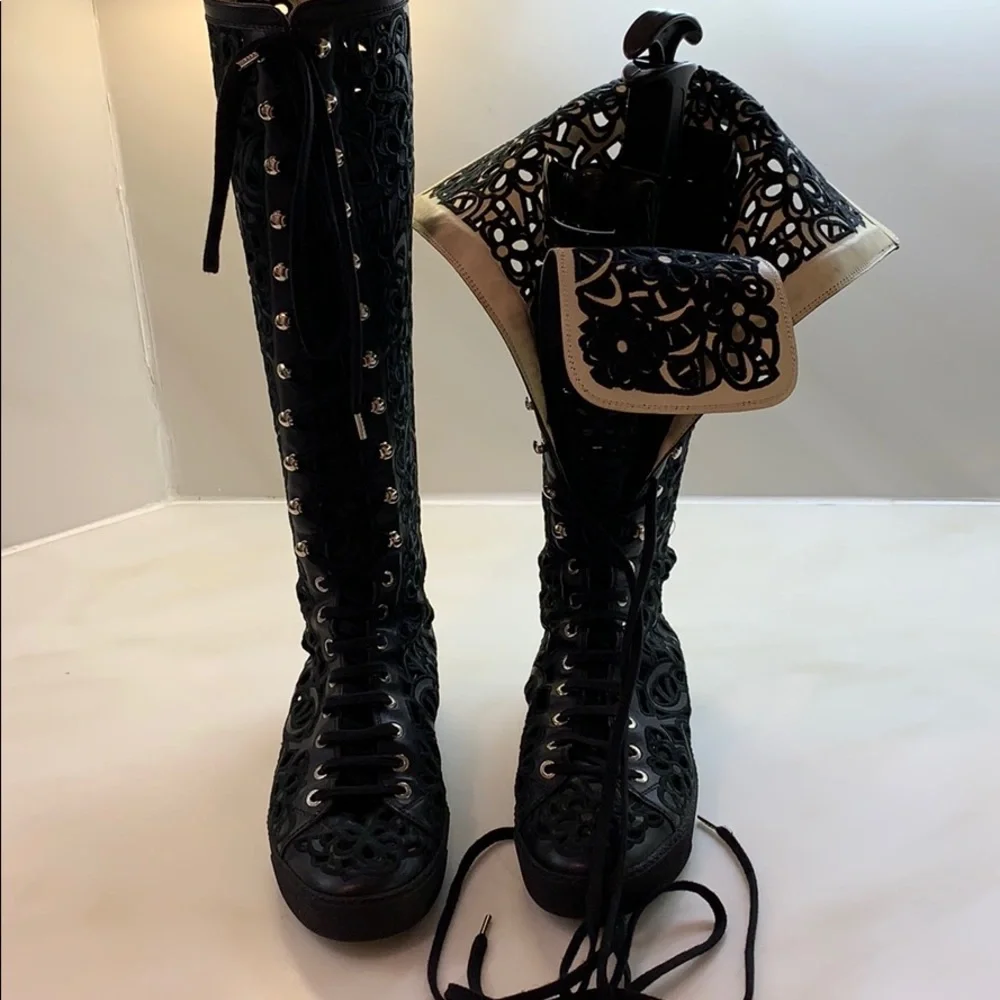 Authentic Chanel. Double sided leather sneaker/boots fabulous camellias all over - Picture 3 of 16